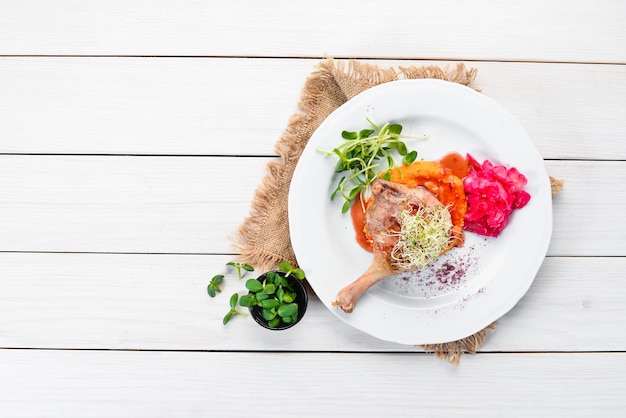 Тарелка с аппетитным блюдом